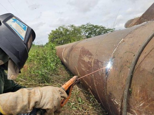 Gobierno Bolivariano ejecuta reparación de tubería matriz y garantiza agua potable a más de 4.000 familias en Paraguaná